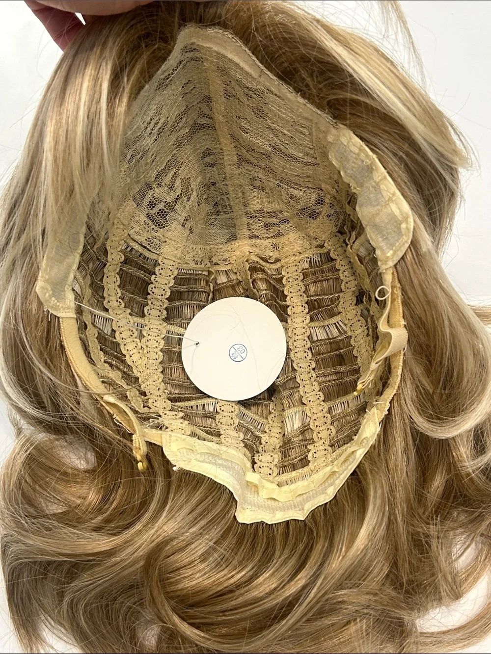Blonde highlight medium Women’s synthetic hair wig new w tag, cap, & Bobby pins